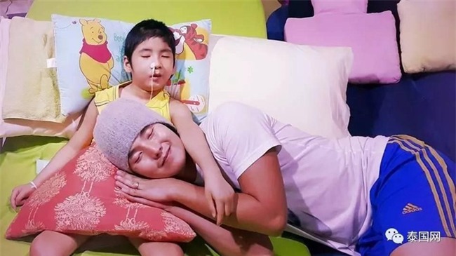 Ông bố trẻ gạt nước mắt đóng vai