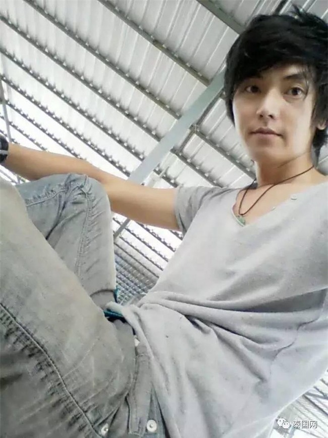 Ông bố trẻ gạt nước mắt đóng vai