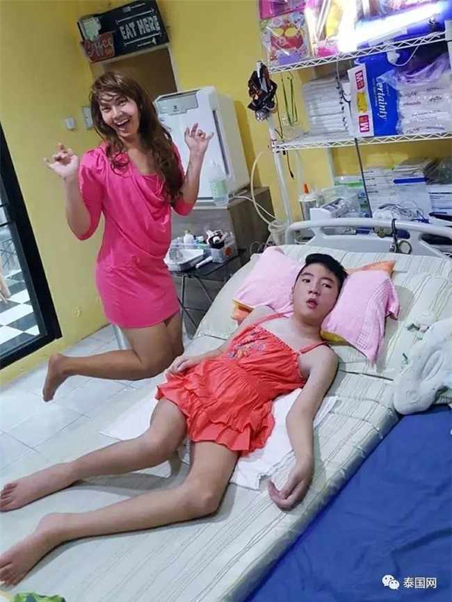 Ông bố trẻ gạt nước mắt đóng vai