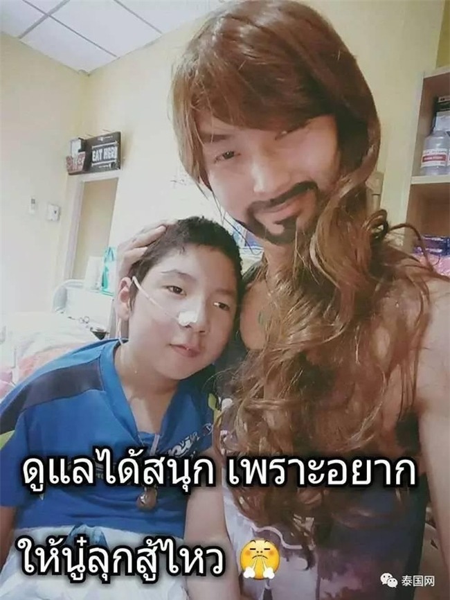 Ông bố trẻ gạt nước mắt đóng vai