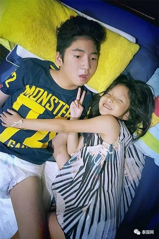 Ông bố trẻ gạt nước mắt đóng vai