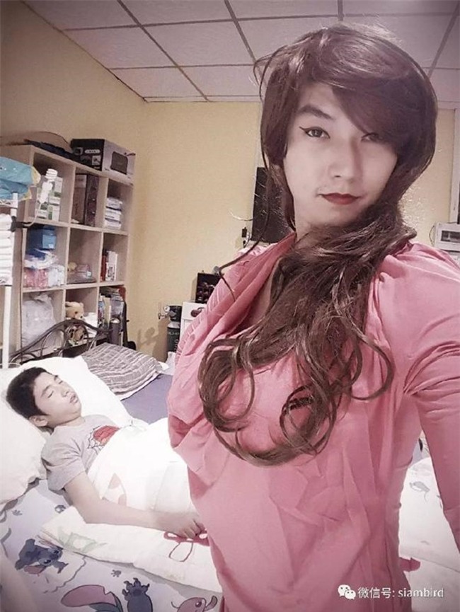 Ông bố trẻ gạt nước mắt đóng vai