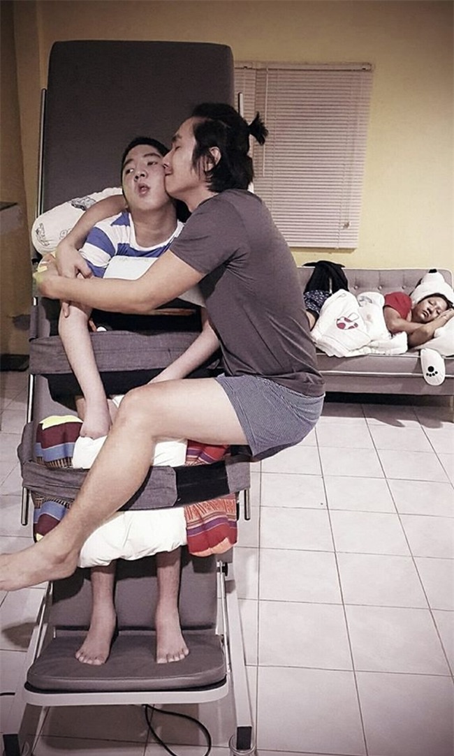 Ông bố trẻ gạt nước mắt đóng vai