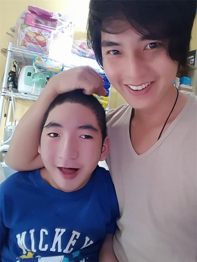 Ông bố trẻ gạt nước mắt đóng vai