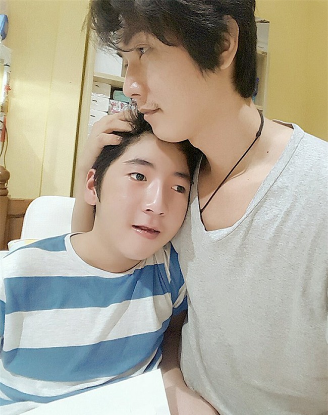 Ông bố trẻ gạt nước mắt đóng vai