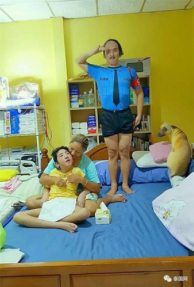 Ông bố trẻ gạt nước mắt đóng vai