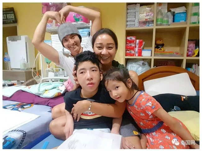 Ông bố trẻ gạt nước mắt đóng vai