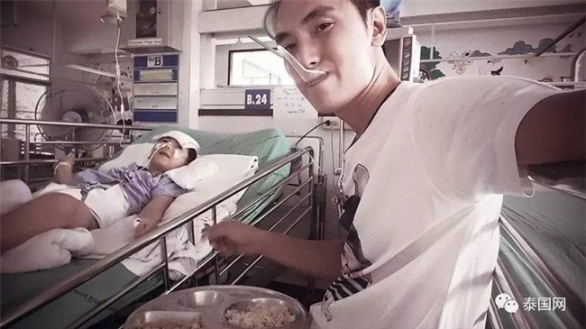 Ông bố trẻ gạt nước mắt đóng vai 