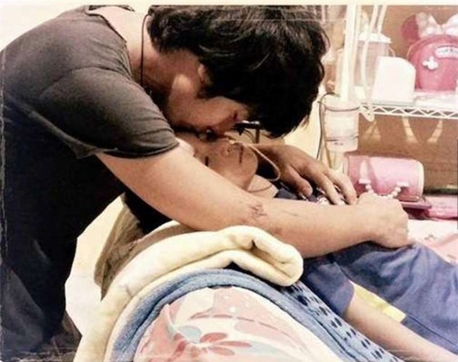 Ông bố trẻ gạt nước mắt đóng vai