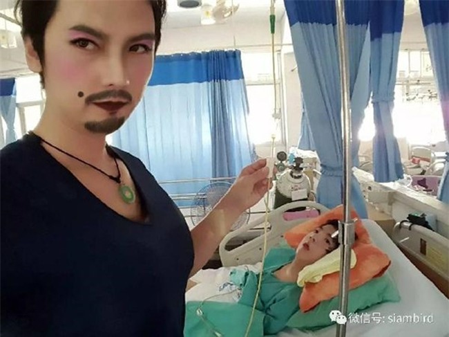 Ông bố trẻ gạt nước mắt đóng vai