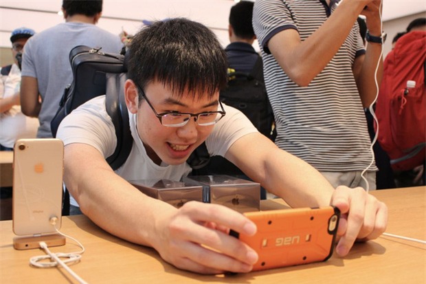 Nhiều fan Apple cuồng nhiệt đến mức sẵn sàng bỏ tiền mua cả iPhone 8 Plus và iPhone X - Ảnh 2.