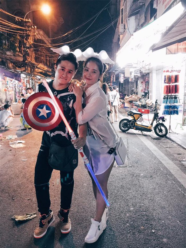 Ngưỡng mộ chàng trai dành 1 năm để chuẩn bị màn cầu hôn lãng mạn với nến và hoa - Ảnh 1.