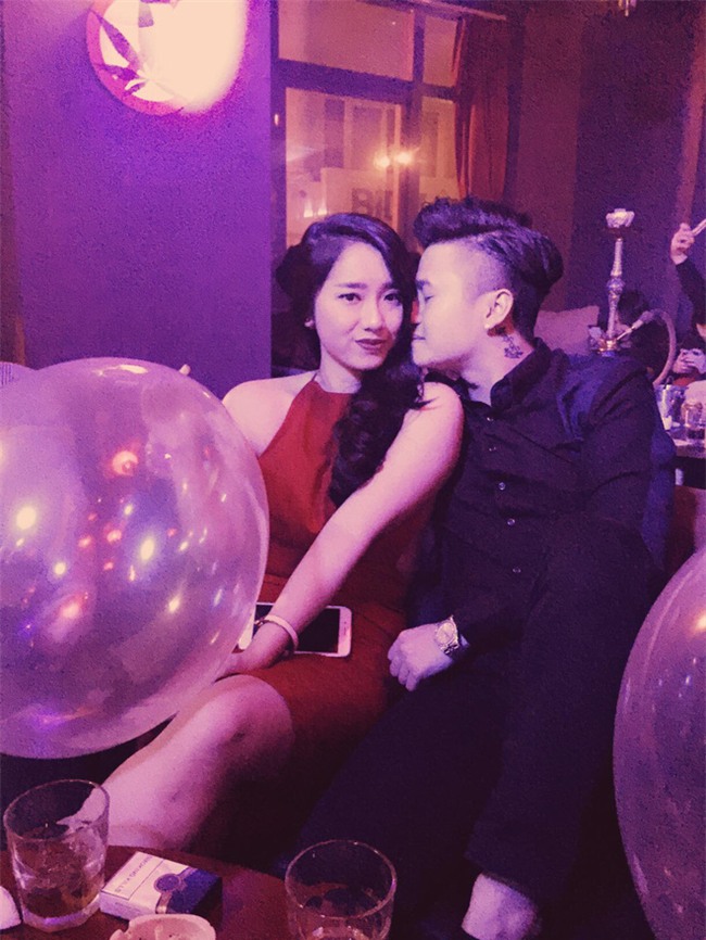 Ngưỡng mộ chàng trai dành 1 năm để chuẩn bị màn cầu hôn lãng mạn với nến và hoa - Ảnh 4.