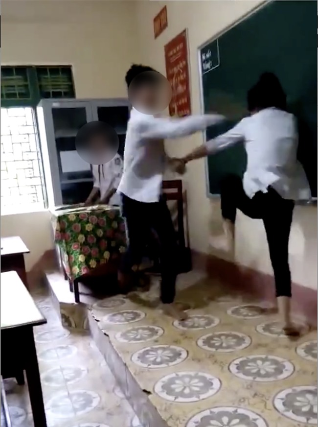 Nam sinh song phi, đấm, đạp liên tiếp vào mặt bạn nữ ngay trên bục giảng - Ảnh 3.
