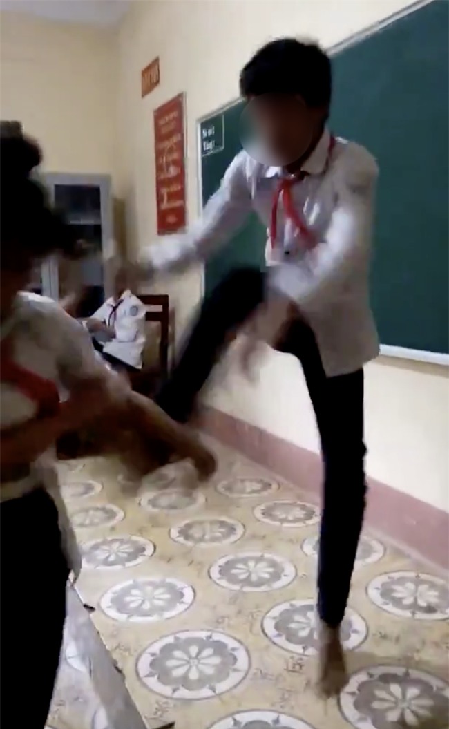 Nam sinh song phi, đấm, đạp liên tiếp vào mặt bạn nữ ngay trên bục giảng - Ảnh 5.