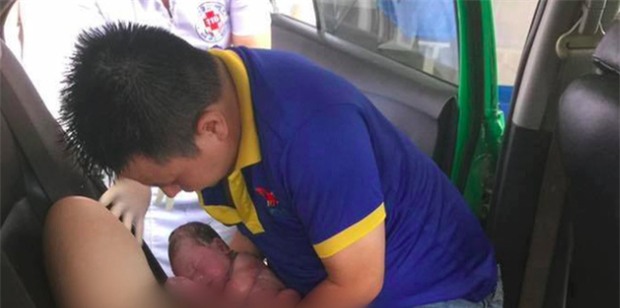 Nghệ An: Chồng đỡ đẻ cho vợ ngay trên taxi khi đang đến bệnh viện - Ảnh 1.