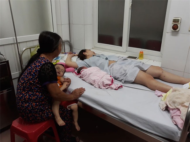 nguoi dan ong hanh phuc nhat nam ke khoanh khac don con gai chao doi tren taxi - 1