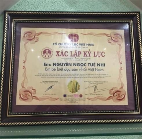 Tuệ Nhi được xác lập kỷ lục “Em bé biết đọc sách sớm nhất Việt Nam”.
