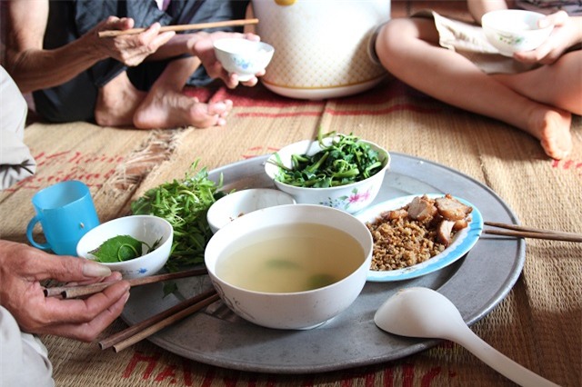 hai chau be mo coi o bac giang: “troi mua, con chi lo bo me o tren troi bi uot” - 1