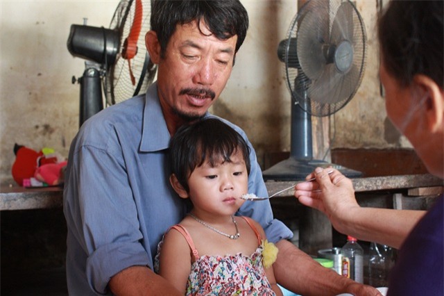 hai chau be mo coi o bac giang: “troi mua, con chi lo bo me o tren troi bi uot” - 2