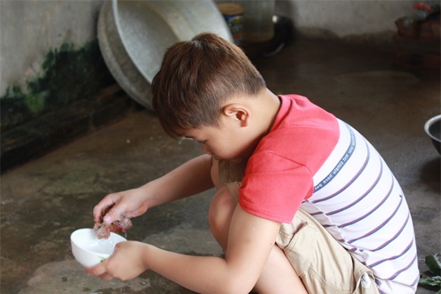 hai chau be mo coi o bac giang: “troi mua, con chi lo bo me o tren troi bi uot” - 3