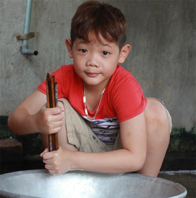 hai chau be mo coi o bac giang: “troi mua, con chi lo bo me o tren troi bi uot” - 4