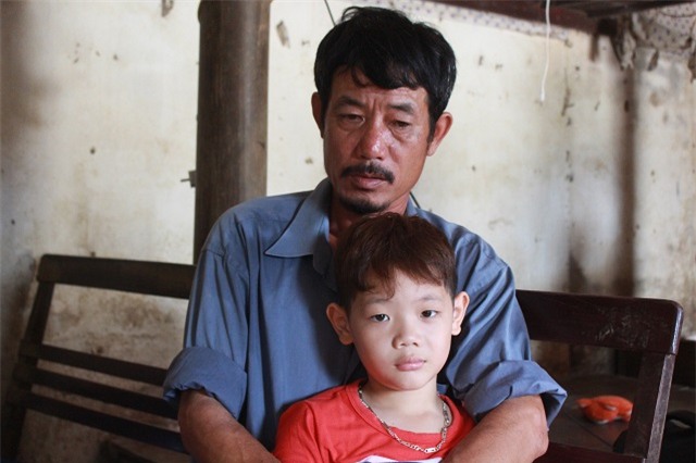 hai chau be mo coi o bac giang: “troi mua, con chi lo bo me o tren troi bi uot” - 5