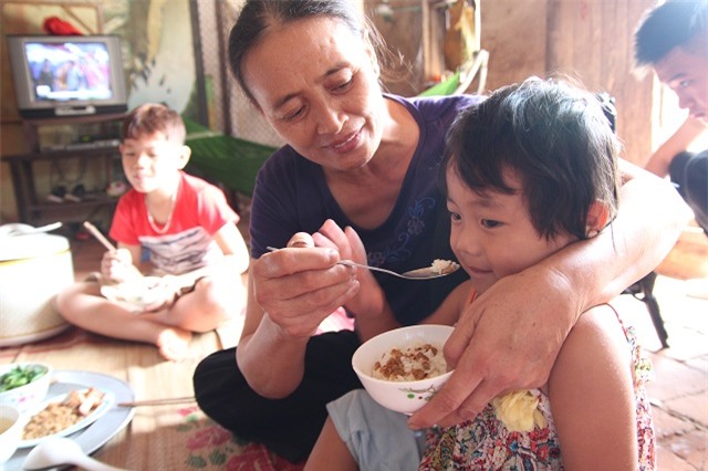 hai chau be mo coi o bac giang: “troi mua, con chi lo bo me o tren troi bi uot” - 8