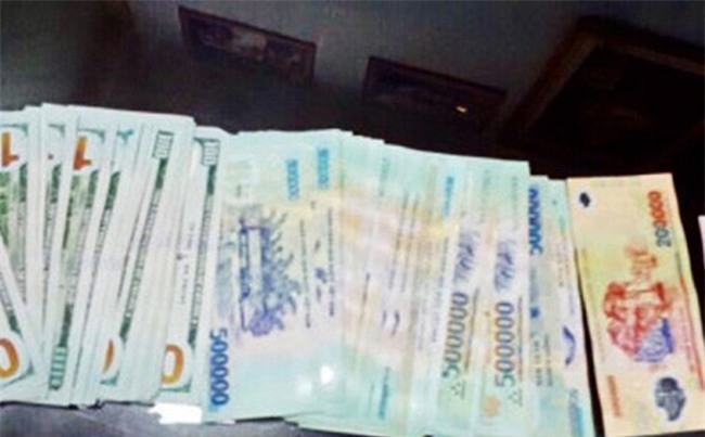 Tài xế taxi trả lại hơn 100 triệu đồng cho khách để quên