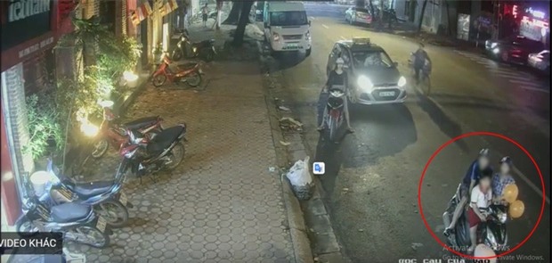 Clip: Đôi nam nữ dẫn theo bé trai dàn cảnh trộm xe máy ngay trên phố - Ảnh 2.