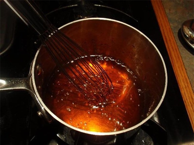 Nước màu kho cá “hàng độc”, kho nồi nào là ngon nồi đó, thơm lừng cả xóm - Ảnh 1.