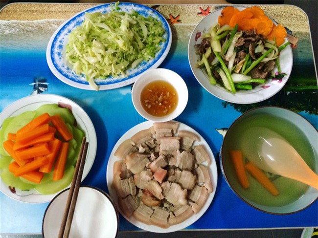 Chị em thách thức cao thủ chi tiêu, khoe nhau mâm cơm 60 nghìn đầy ắp món ngon - Ảnh 11.