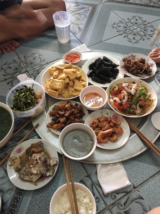 Chị em thách thức cao thủ chi tiêu, khoe nhau mâm cơm 60 nghìn đầy ắp món ngon - Ảnh 4.