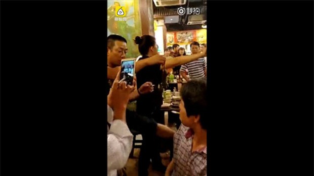 Đi ăn lẩu bị chuột chui vào ống quần, thực khách loay hoay giải quyết hậu quả - Ảnh 2.