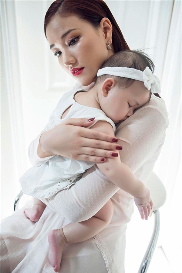 Sự việc bắt đầu xảy ra khi Maya hé lộ về góc khuất của mối tình trong quá khứ, xảy ra vào thời điểm cô mang thai con gái đầu lòng tại Mỹ.  - Tin sao Viet - Tin tuc sao Viet - Scandal sao Viet - Tin tuc cua Sao - Tin cua Sao