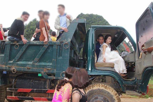 ruoc dau bang 2 xe tai, cap doi hoa binh khien cu dan mang tram tro - 1