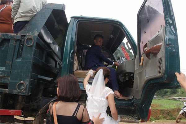 ruoc dau bang 2 xe tai, cap doi hoa binh khien cu dan mang tram tro - 2