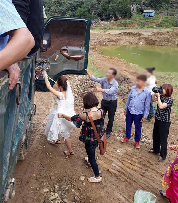 ruoc dau bang 2 xe tai, cap doi hoa binh khien cu dan mang tram tro - 3