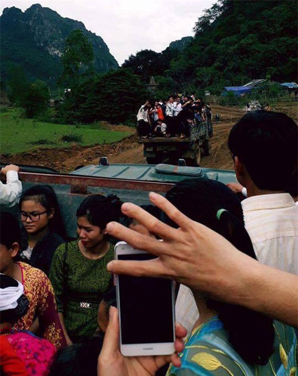 ruoc dau bang 2 xe tai, cap doi hoa binh khien cu dan mang tram tro - 4
