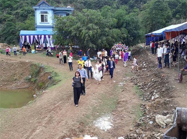ruoc dau bang 2 xe tai, cap doi hoa binh khien cu dan mang tram tro - 5