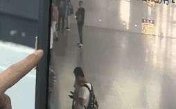 Thất tình, chàng trai vung hơn chục triệu đồng xuống nhà ga để 