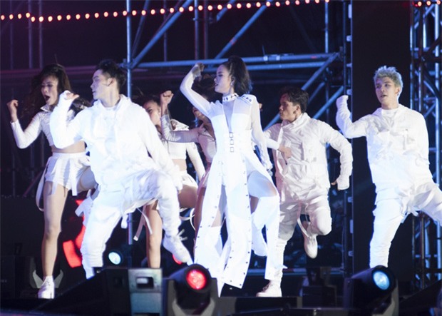 Bóc mác trang phục được khen ngợi của Đông Nhi tại Asia Song Festival 2017-8