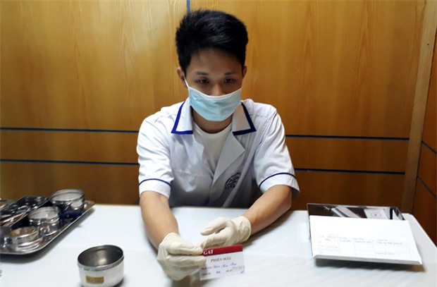 Phía sau 4 tờ kết quả xét nghiệm ADN của cô gái trẻ - Ảnh 1.