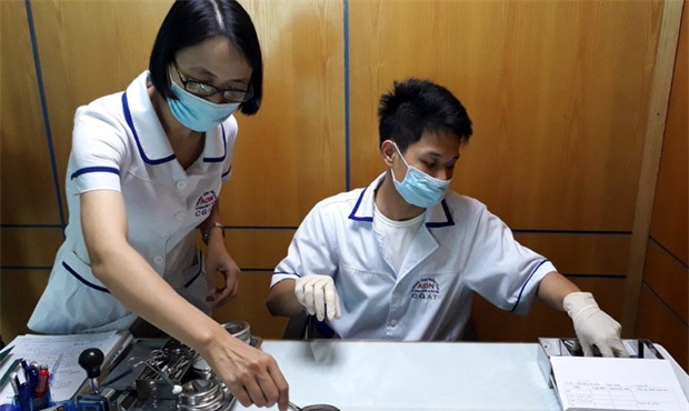 Phía sau 4 tờ kết quả xét nghiệm ADN của cô gái trẻ - Ảnh 2.