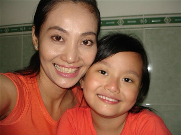 Thay vì cho con vào trường chuyên biệt để học theo lời khuyên của nhiều người thì Hạnh Thúy nhất định không chịu. Cô cho con học ở trường bình thường và mọi sinh hoạt của con đều giống như những đứa trẻ khác. - Tin sao Viet - Tin tuc sao Viet - Scandal sao Viet - Tin tuc cua Sao - Tin cua Sao