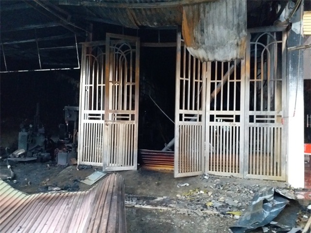 chay nha hn, 2 be gai tu vong: “tieng keu cua tre lim dan, moi nguoi danh bat luc” - 2