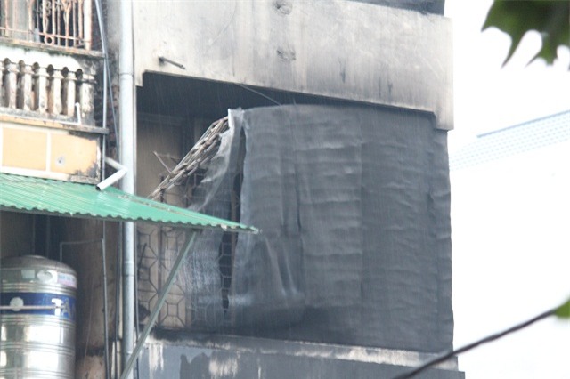 chay nha hn, 2 be gai tu vong: “tieng keu cua tre lim dan, moi nguoi danh bat luc” - 5