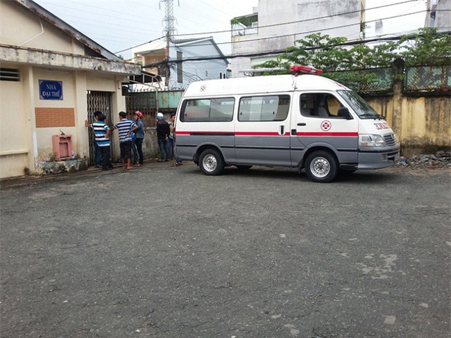 be tu vong nghi sac chao: thay tre ngu tu the la, bao mau chay den be da tim tai - 1