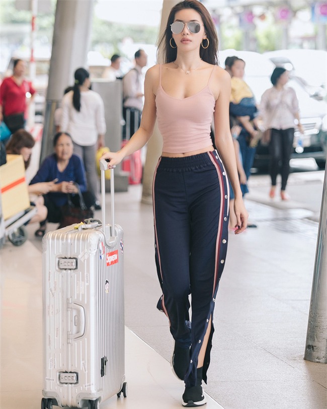 Thu/Đông này, quần thể thao kẻ sọc thân chắc chắn sẽ soán ngôi tất thảy các kiểu quần dài khác - Ảnh 1.