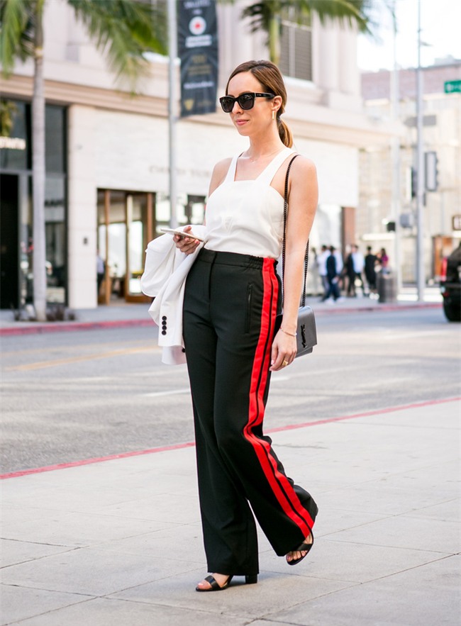 Thu/Đông này, quần thể thao kẻ sọc thân chắc chắn sẽ soán ngôi tất thảy các kiểu quần dài khác - Ảnh 19.